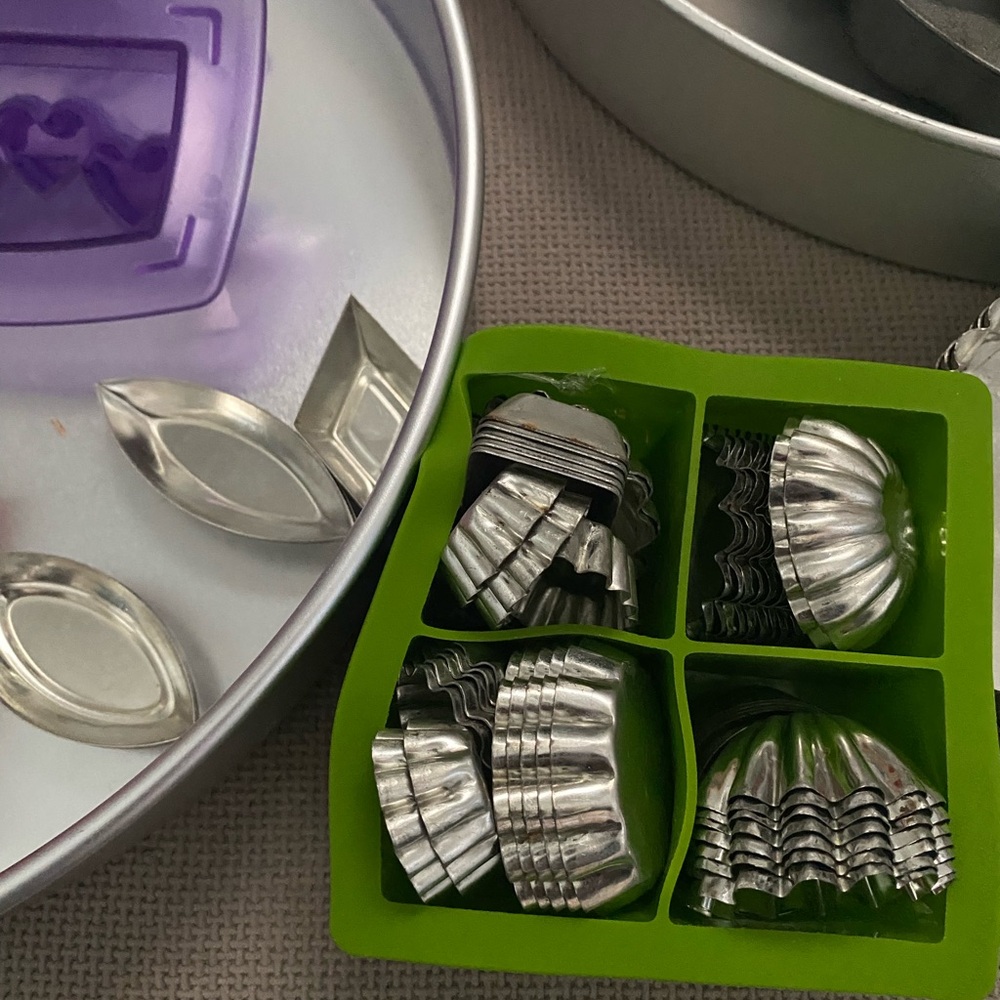 Source Unknown Silver and Purple Bakeware Collection
